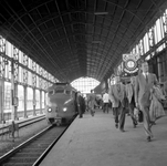 837448 Gezicht op het tweede perron van het N.S.-station Haarlem te Haarlem, met links het electrische treinstel nr. ...